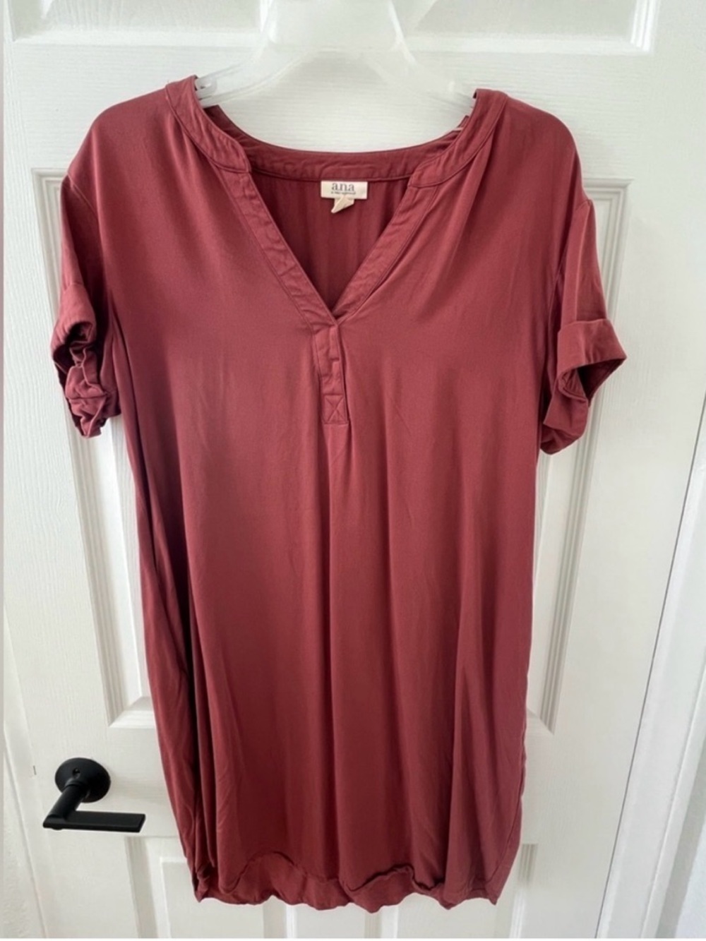a.n.a Relaxed V-Neck Short Sleeve Tunic in Rosewood